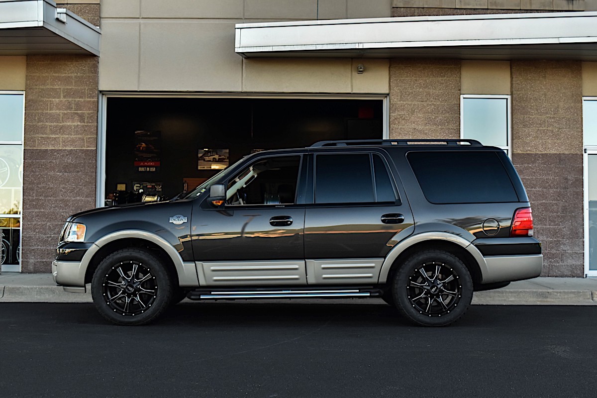 Ford Expedition with Moto Metal MO970